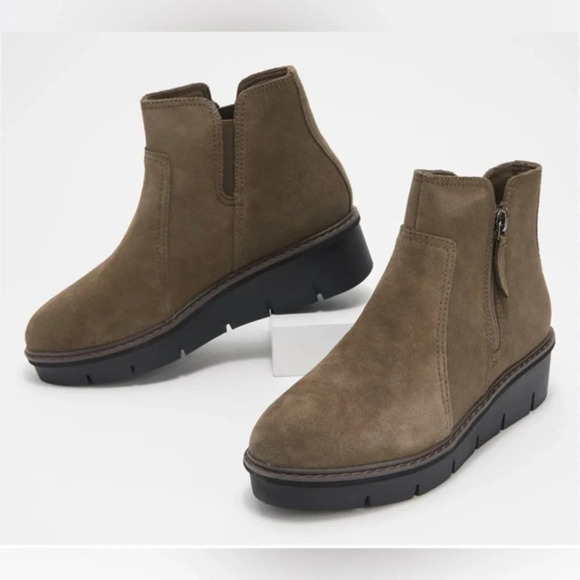 Women's Clarks, Airabell Zip Boot Green Khaki Suede Wedge Ankle Chelsea Size 9.5 - Picture 1 of 9
